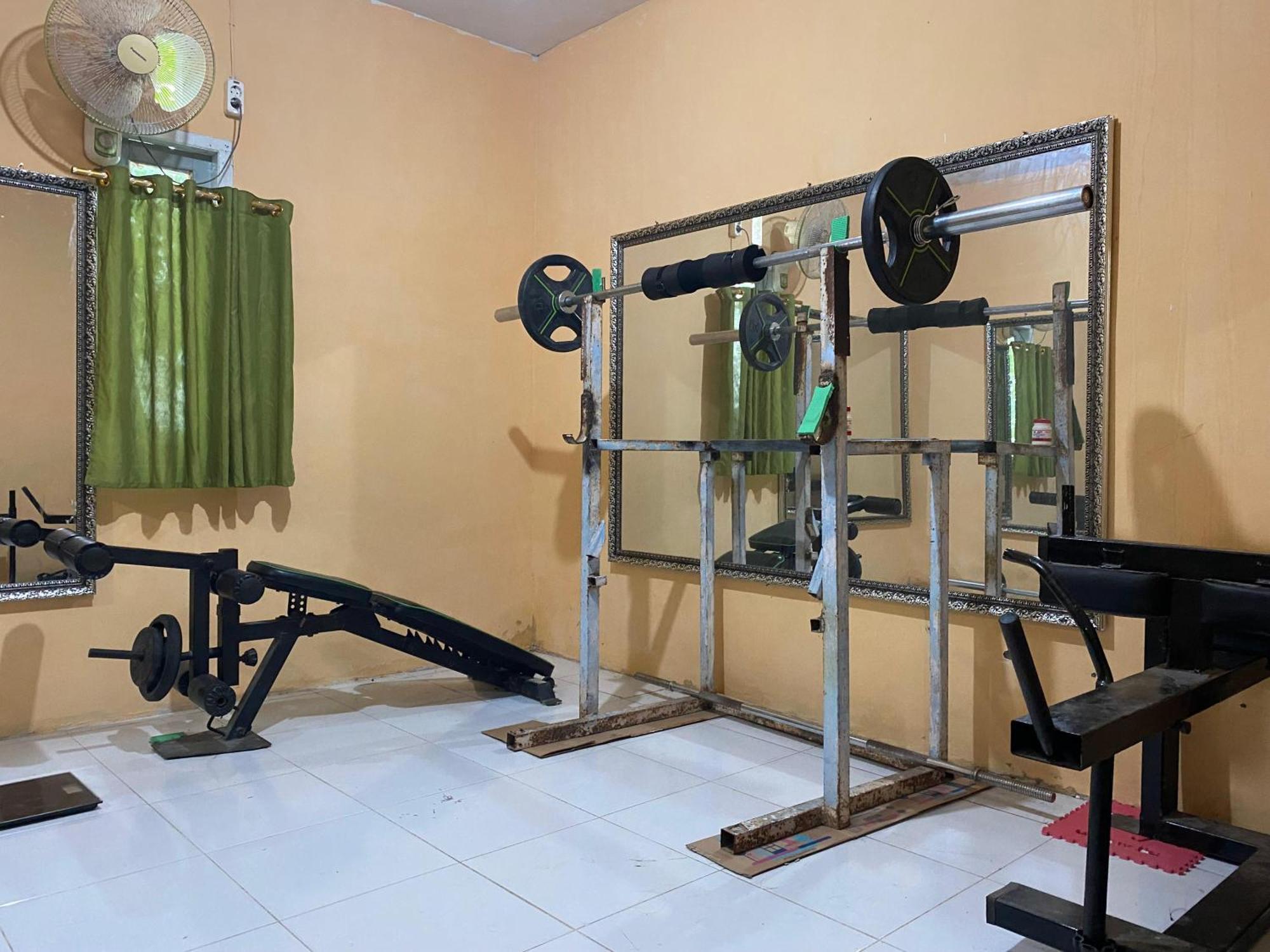 Harry & Mimin Homestay Gorontalo Exterior foto